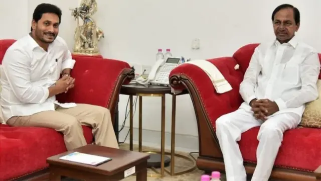 వైరస్ నియంత్రణలో తెలుగు రాష్ట్రాలు చెరొక వైఖరిని అవలంబిస్తున్నాయి