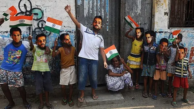 সোশ্যাল মিডিয়া আসার পর অনলাইনে হওয়া আক্রমণ মাঠে পানির বোতল বা ঢিল ছুঁড়ে মারা, দুয়োধ্বনি করা বা কুশপুত্তলিকা পোড়ানোর চেয়ে 'অনেক বিদ্বেষপূর্ণ' রূপ ধারণ করেছে।