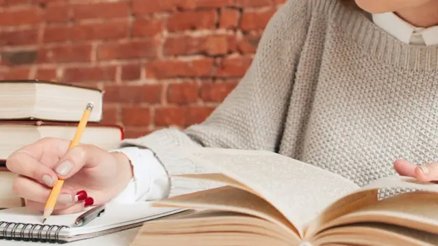 परीक्षा देती छात्रा