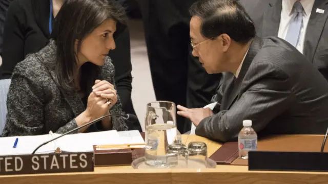 নিকি হেলি এবং জাতিসংঘে চীনা দূত মা ঝাওশু। ফ্রেব্রুয়ারি ২৪, ২০১৮ তারিখে সিরিয়ায় যুদ্ধবিরতি নিয়ে নিরাপত্তা পরিষদে এক বৈঠকে