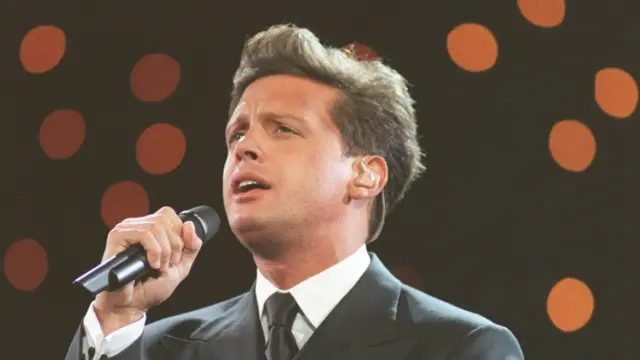 Luis Miguel canta