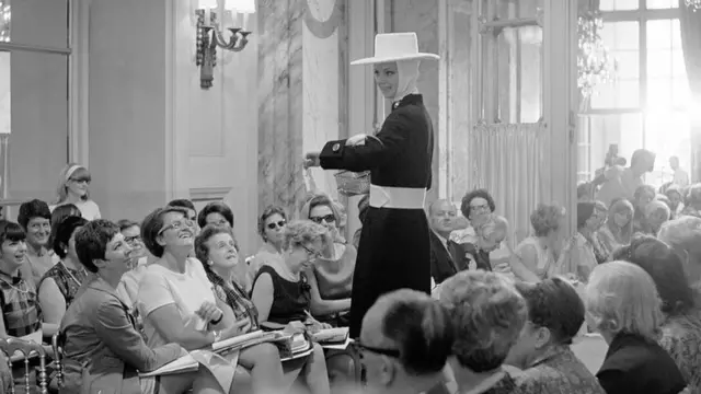 Французький дизайнер Жак Естерель любив розважати публіку, і ця любов була помітна на його показах. "У нього я вперше побачив підвищений подіум, - каже пан Мур. - Це більше скидалося на виставу, ніж на показ модної колекції". Він зробив цей знімок у Парижі у 1967 році