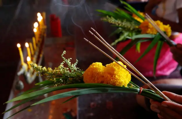 ธูปและดอกไม้