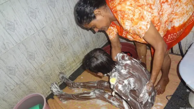 ප්‍රින්සි මංගලිකා රෝගියෙකුට උවටැන් කරමින්