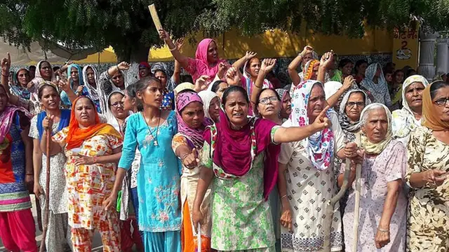 Seguidores de ambos sexos acudieron para intentar ver al gurú.