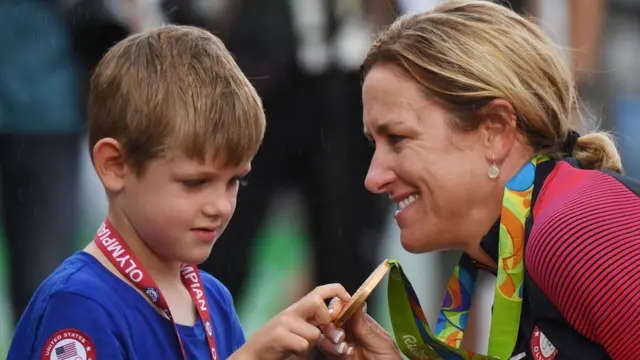 Kristin Armstrong junto a su hijo Lucas
