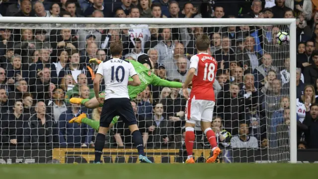 بيتر تشيك حارس أرسنال يبعد تسديدة فيرتونيغن لاعب توتنهام بينما يتابعها كاين ومونريال