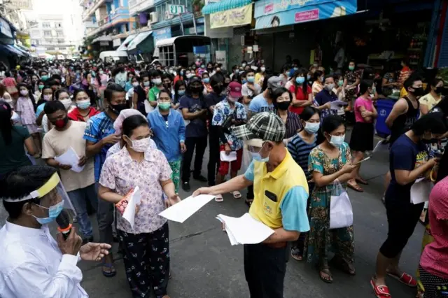 ชาวสมุทรสาครเข้าคิวรอรับการตรวจหาเชื้อไวรัสโคโรนาสายพันธุ์ใหม่