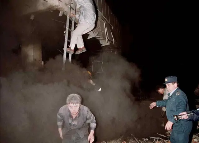 Čovek beži iz Kineske ambasade obavijen mrakom i dimom