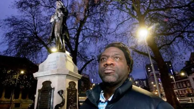 ব্রিস্টলের কবি মাইলস চেম্বার্স বলেন, কলস্টনের মূর্তি তার অমানবিকতার কথা মনে করিয়ে দেয়