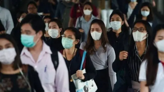 กลุ่มคนใส่หน้ากากอนามัย