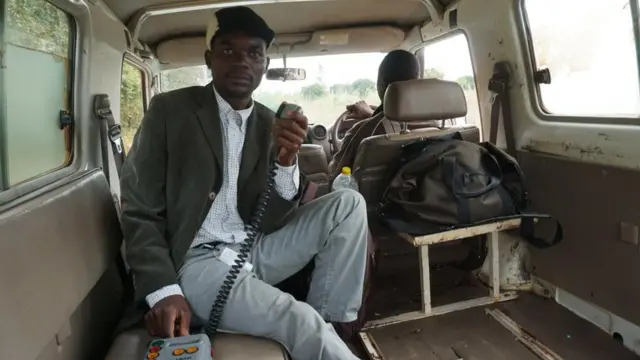 شخص يقوم بإبلاغ الناس عبر مكبرات الصوت