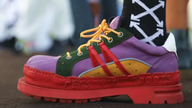 Some pipo best accessory wey dem showcase na dia shoes