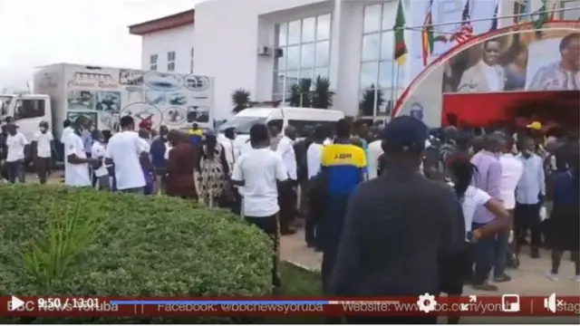 Bayii ni awọn eeyan ṣe pejọ sibi ti ayẹyẹ isinku naa yoo ti waye