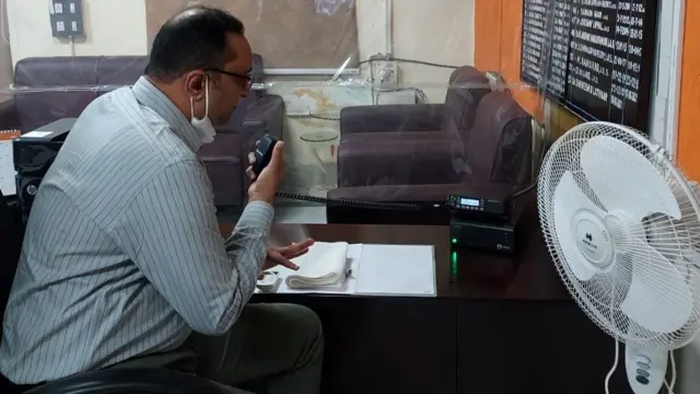 మండలాల అధికారులతో వైర్‌లెస్ సెట్లో మాట్లాడుతున్న శ్రీకాకుళం కలెక్టర్