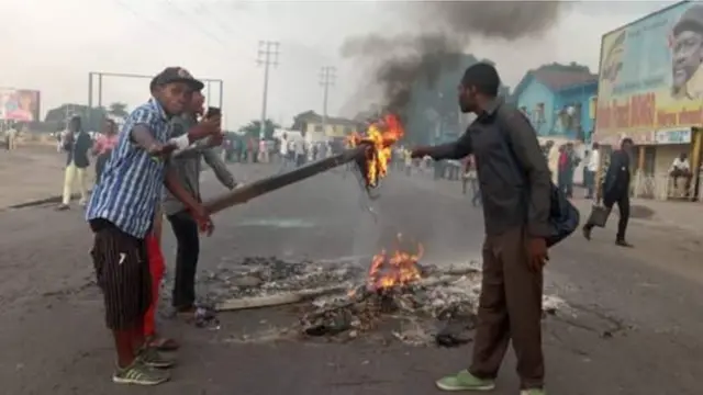 Des militants de Martin Fayulu dressant des barricades dans la rue