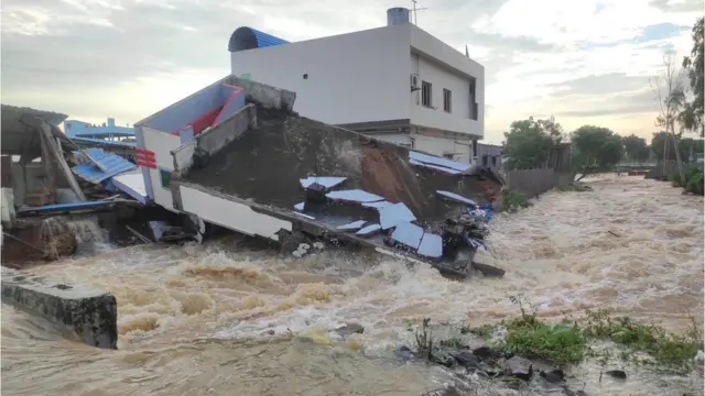 తూర్పుగోదావరి జిల్లా జగ్గంపేట మండలం రామవరంలో వరద తాకిడికి కూలిన భవనం.