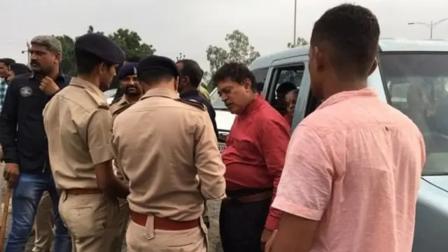 ओळखपत्र पाहूनच पोलीस आत सोडत आहे