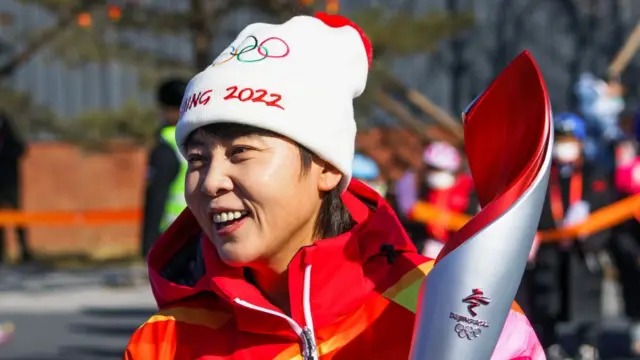 Atleta china Wang Meng con la antorcha olímpica.