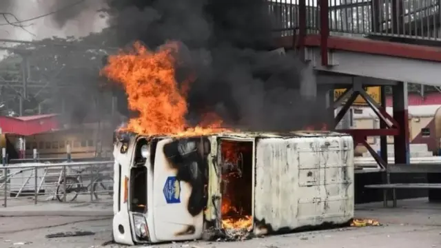 પ્રદર્શનકારીઓએ બિહારમાં ગાડીઓમાં આગ ચાંપી હતી