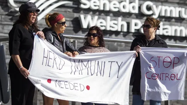 Уэльсте активисттер жамааттык иммунитет идеясын колдоп жатышат