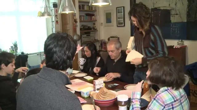 Familia holandesa desayunando