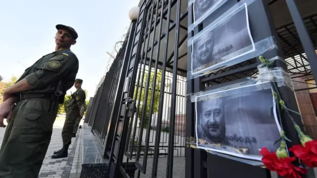 До посольства РФ у Києві несли квіти і фото Бабченка