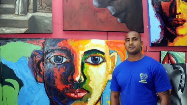 Myuran Sukumaran di depan lukisan-lukisannya setelah upaya banding terakhirnya terhadap hukuman mati.