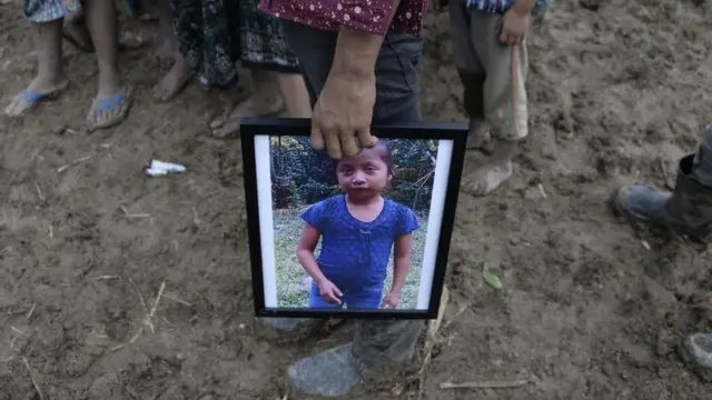 Một bức ảnh của Jakelin tại đám tang của em
