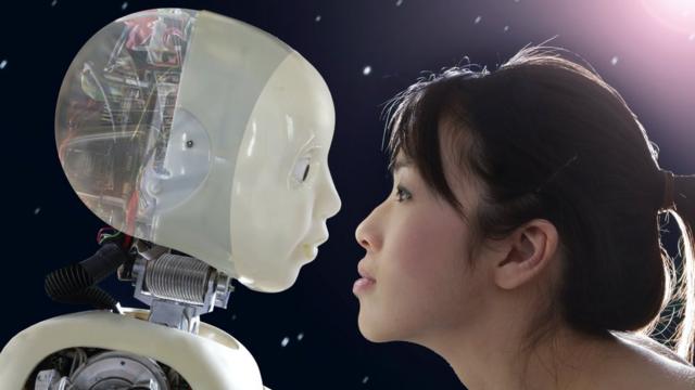 Une femme regardant dans les yeux d'un robot