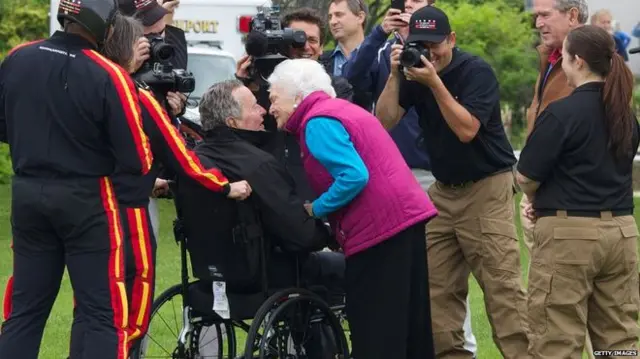 Далеко не кожен наважиться стрибнути з парашутом на 90-й день народження