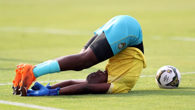 Zimbabwe's Petros Mhari during the warm-up before the match against Guinea in Yaoundé, Cameroon - Tuesday 18 January 2022