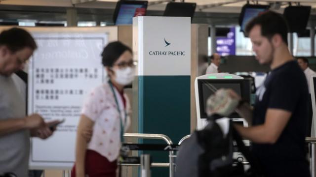 香港国际机场国泰航空值机柜台前（10/8/2019）