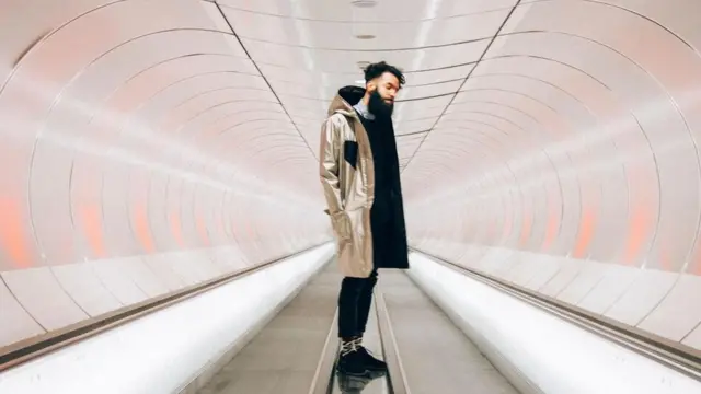 Un modelo con el abrigo de KOVR