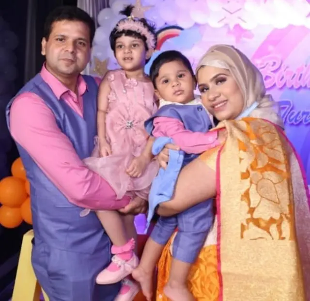 পরিবারের সদস্যদের সঙ্গে আমিনুল ইসলাম