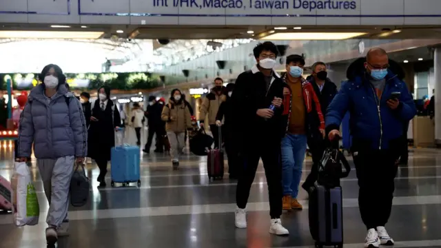 Viajantes caminhando pelo aeroporto internacionalmelhores dicas de apostasPequim na terça-feira, 27/12