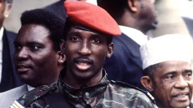 • En 1976, il crée, en compagnie de camarades officiers, le Regroupement des officiers communistes (ROC), un mouvement d’extrême gauche.