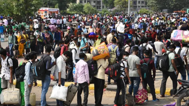 লকডাউনে রুটিরুজি হারানোর আশঙ্কা করছেন মুম্বাইয়ের হাজার হাজার অভিবাসী শ্রমিক