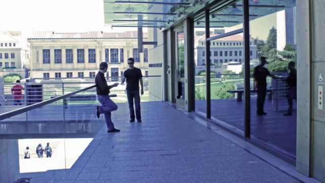 Deux hommes échangeant des documents à l'extérieur ? Pas nécessairement.