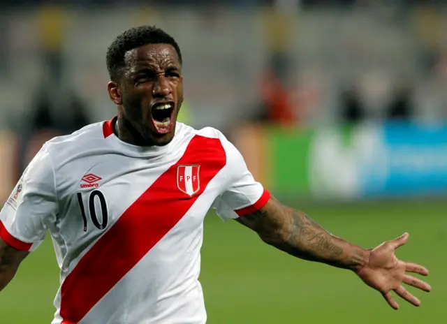 Jefferson Farfán celebrando su gol