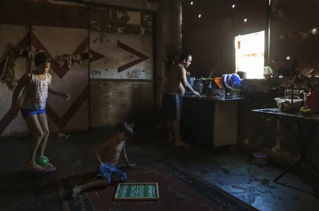 खाली इमारत में रहता एक परिवार