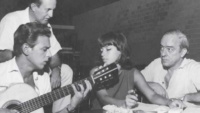 Nara Leão com Aloysiogrupo vip de apostas grátisOliveira, Carlos Lyra e Viniciusgrupo vip de apostas grátisMoraes