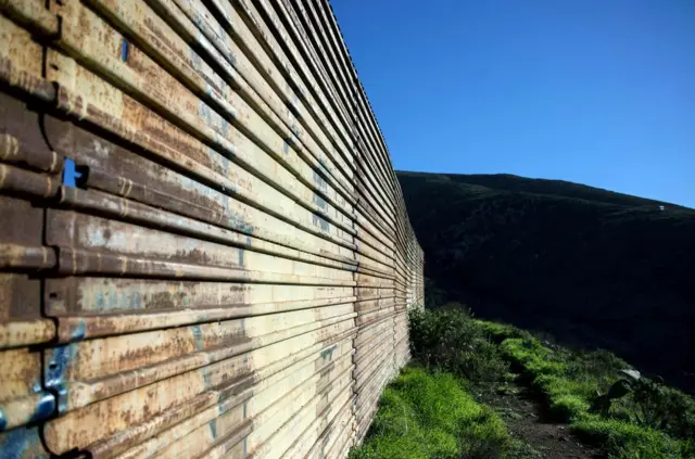 墨西哥西北蒂华纳郊区的边境隔离墙。