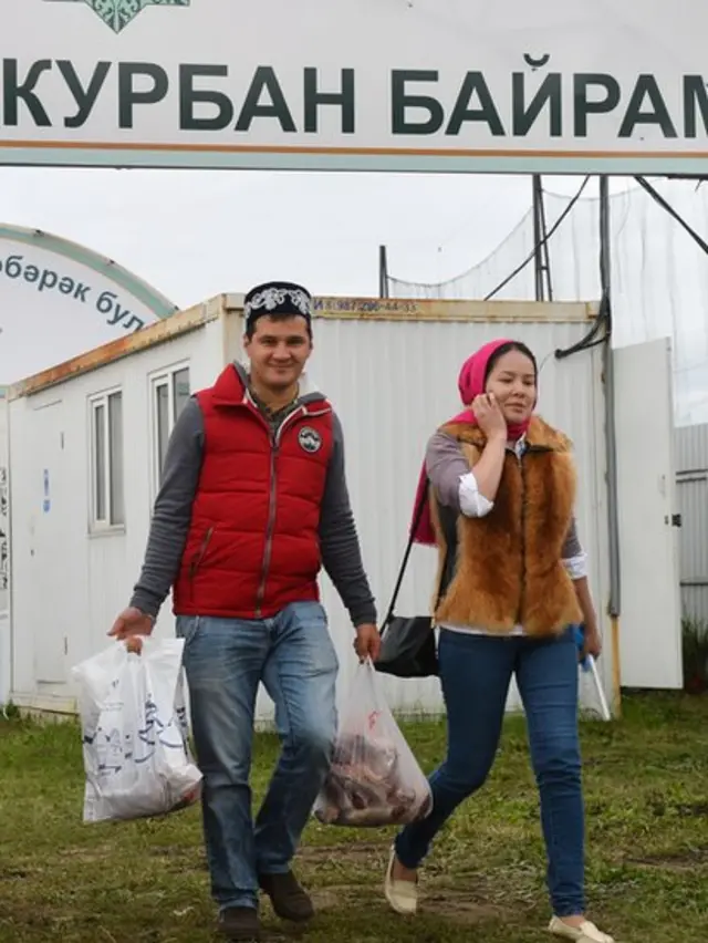 Мусульмане с мясом жертвенного барана