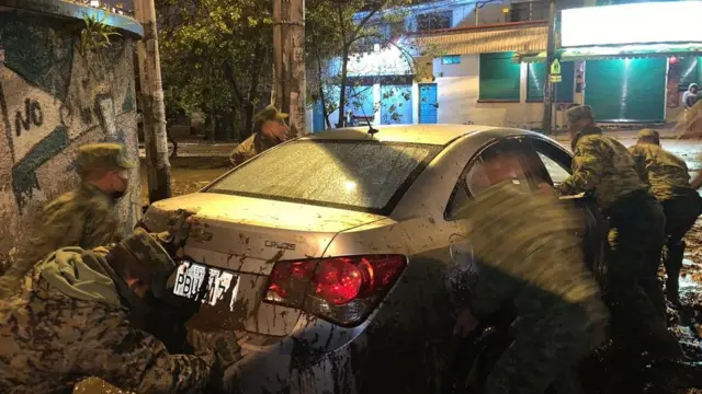 El ejército de Ecuador realiza labores de rescate tras aluvión
