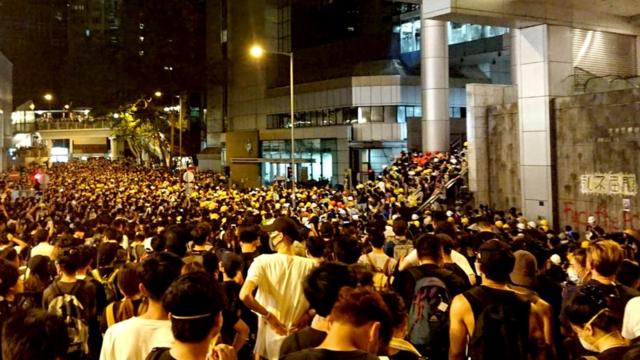 示威者在香港警察總部門前聚集（21/6/2019）