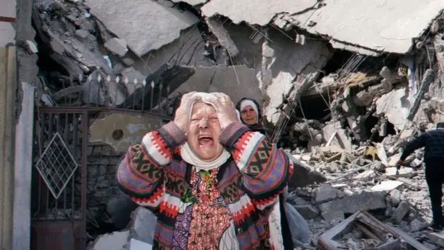 Хиљаде либанских цивила нашло се у унакрсној ватри између Хезболаха и израелских снага, међу којим су били и ови људи у граду Тебнину на југу Либана, у априлу 1996. године