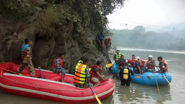 त्रिशुली नदीमा डुबेको बसमा सवार यात्रुको खोजीमा रहेका सुरक्षाकर्मीहरु