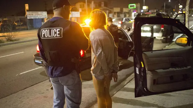 Поліцейський та жінка