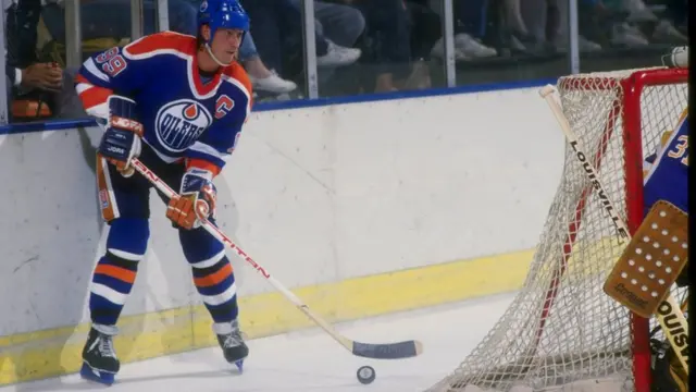 Уэйн Грецки в своем кабинете, за воротами, откуда он осуществлял свои лазерной точности пасы